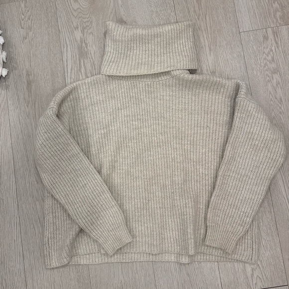 Nasty Gal Soft Beige Turtleneck Sweater S - Picture 3 of 9